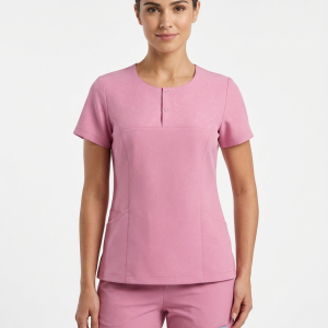 Modelo con Uniforme clínico texturizado rosa con dos botones para profesionales de la salud
