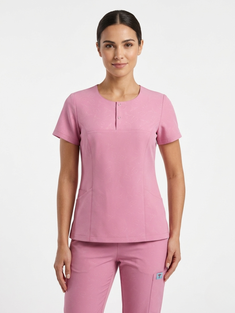 Modelo con Uniforme clínico texturizado rosa con dos botones para profesionales de la salud